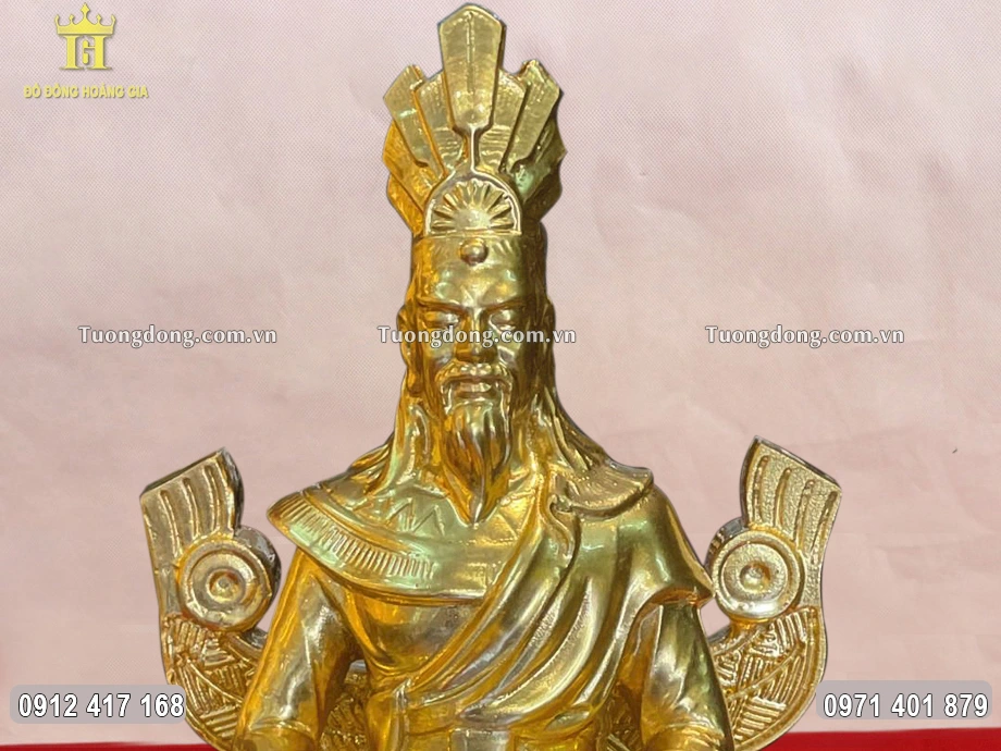 Gương mặt của Ngài được chạm khắc sắc nét